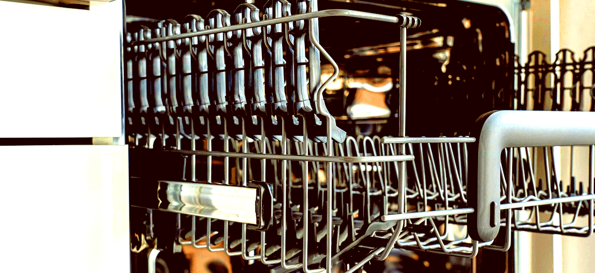 Welke onderdelen van de airfryer mogen in de vaatwasser?